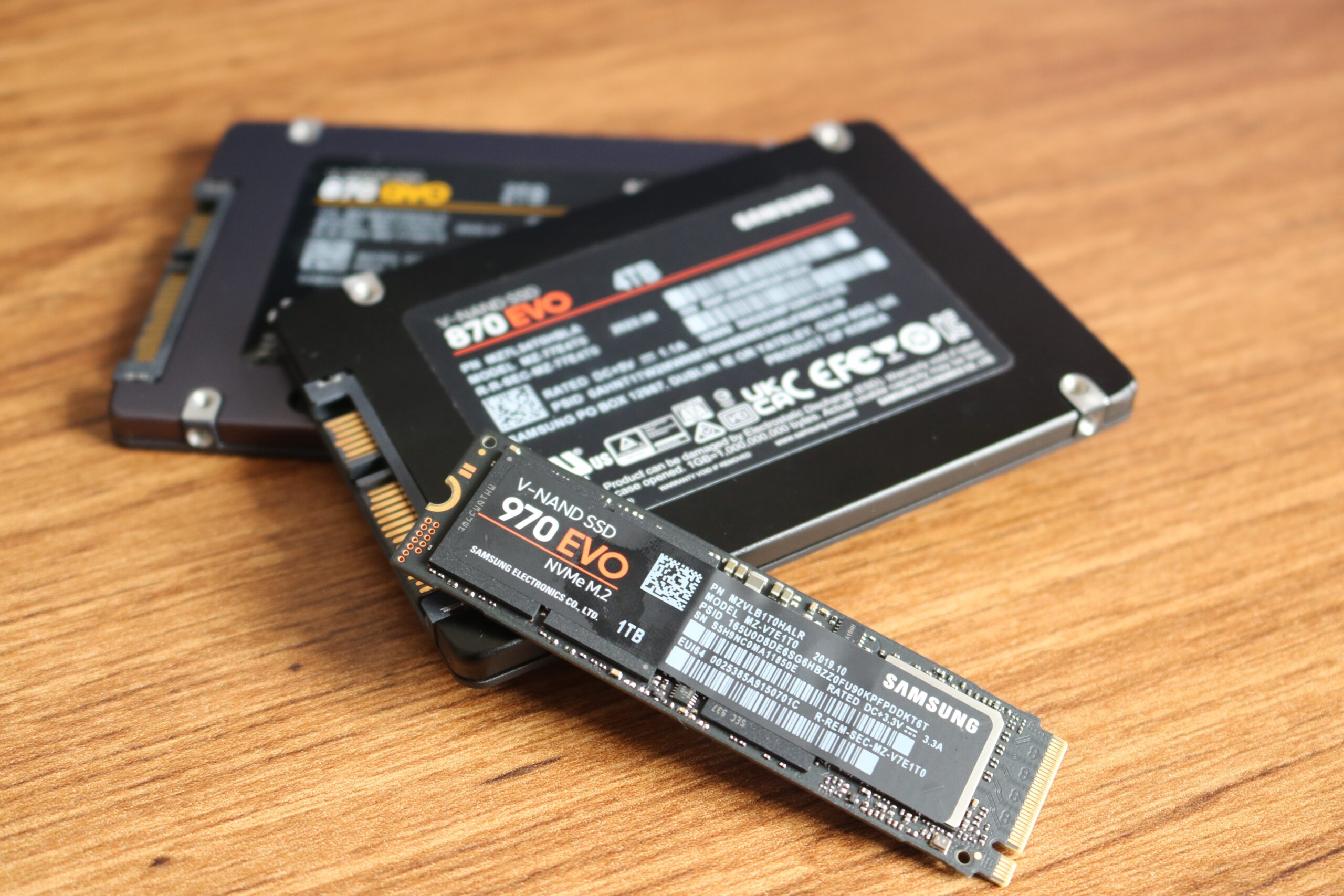Unidades SSD SATA e M.2 sobre uma bancada