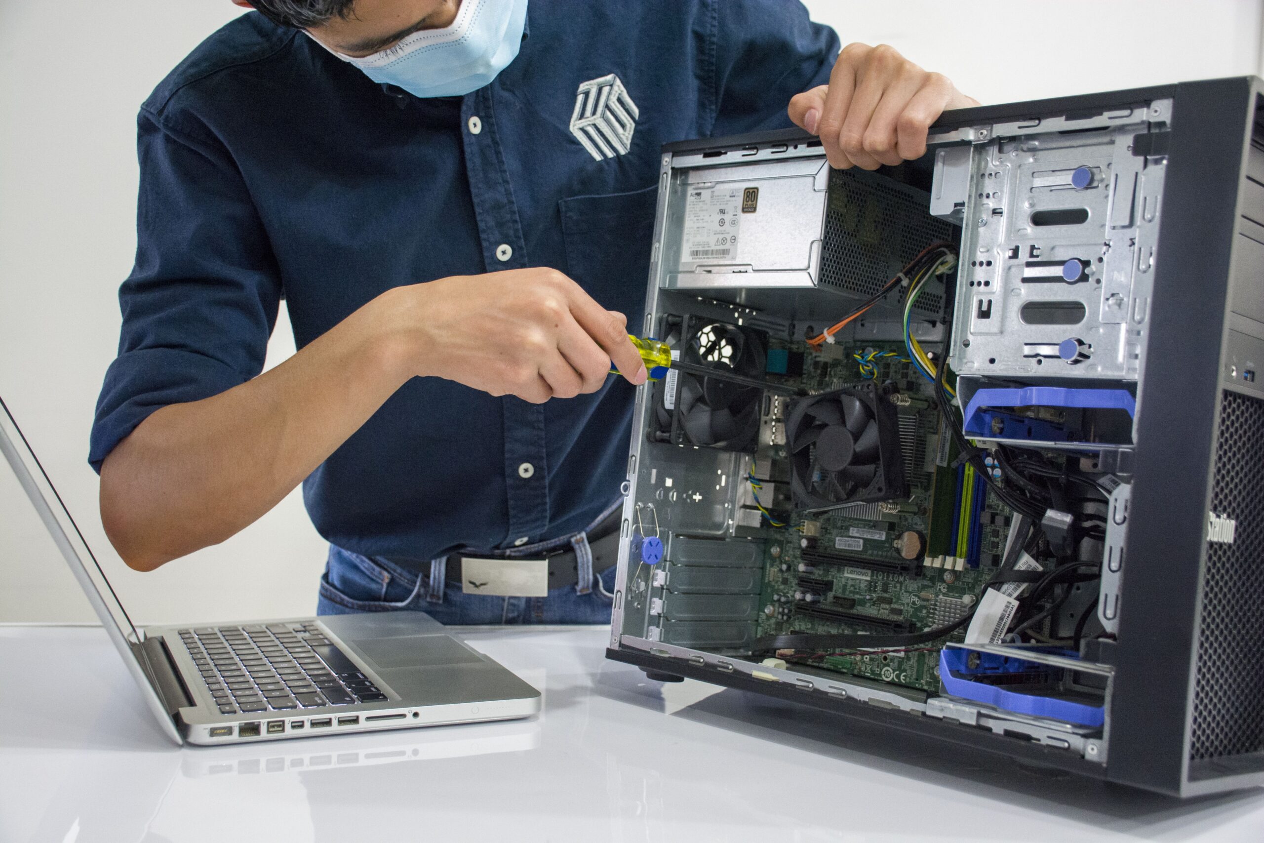Imagem ilustrativa de cuidados com equipamentos de informática